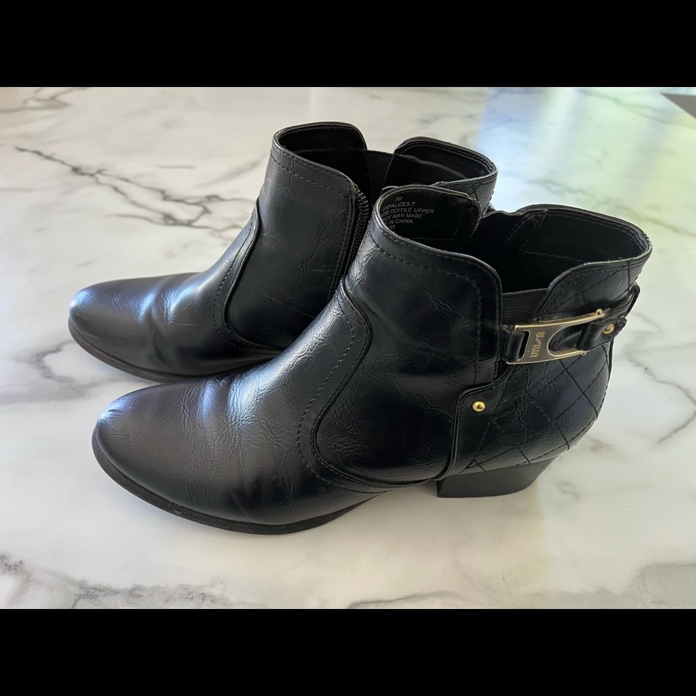 Womens ankle boots. Size 9